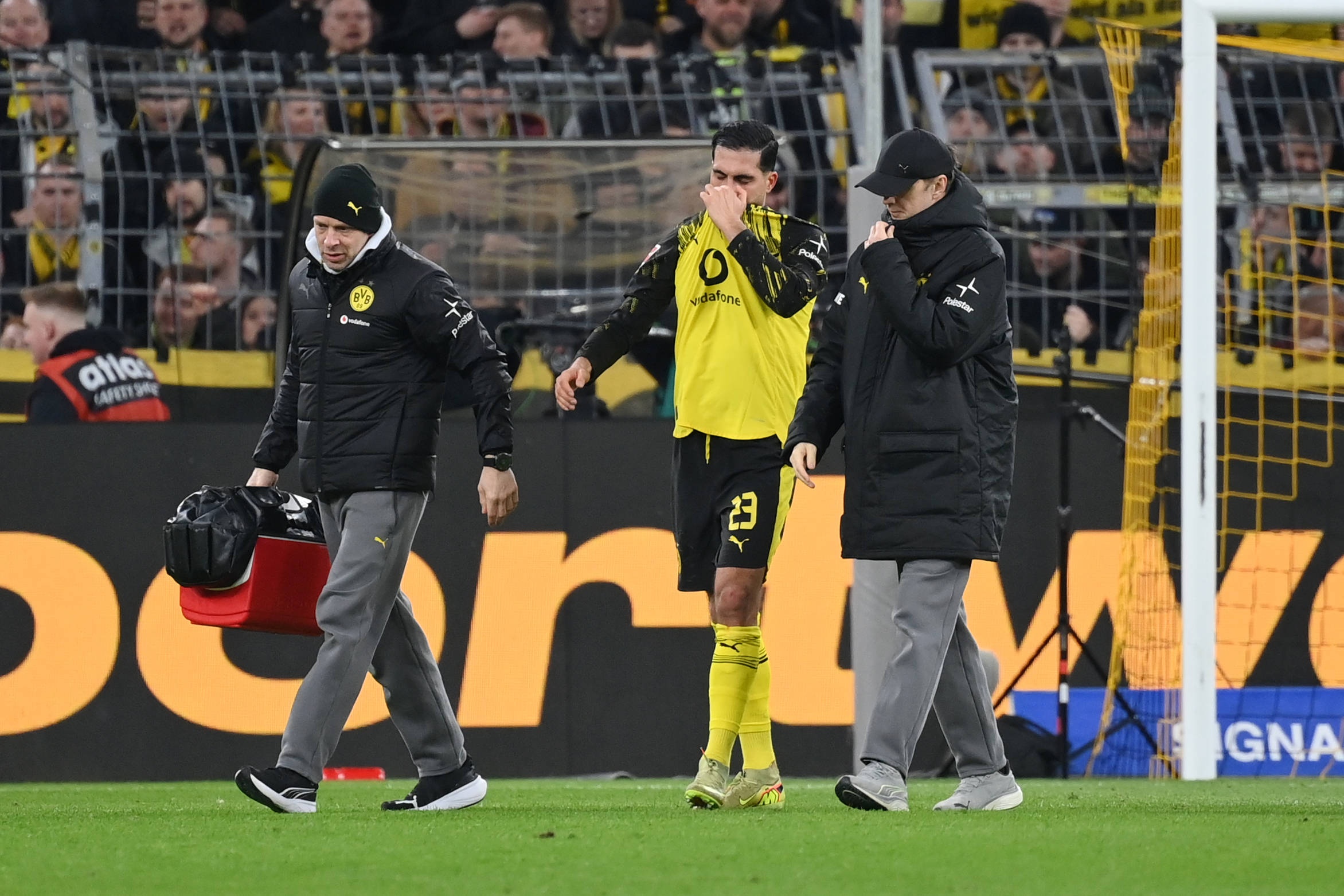 开云-遭遇重伤！埃姆雷·詹赛后长时间呆坐车内，队友纷纷拥抱安慰